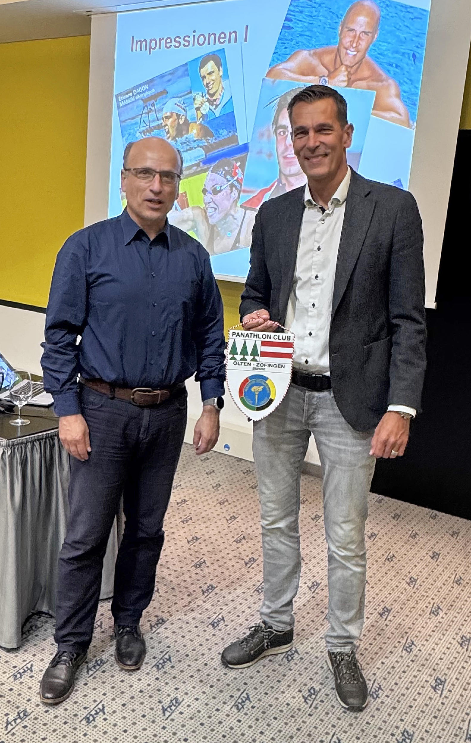 Christoph Bühler durfte aus den Händen von Pastpräsident Stefan Ruf den Wimpel des Panathlon-Clubs Olten-Zofingen entgegennehmen.