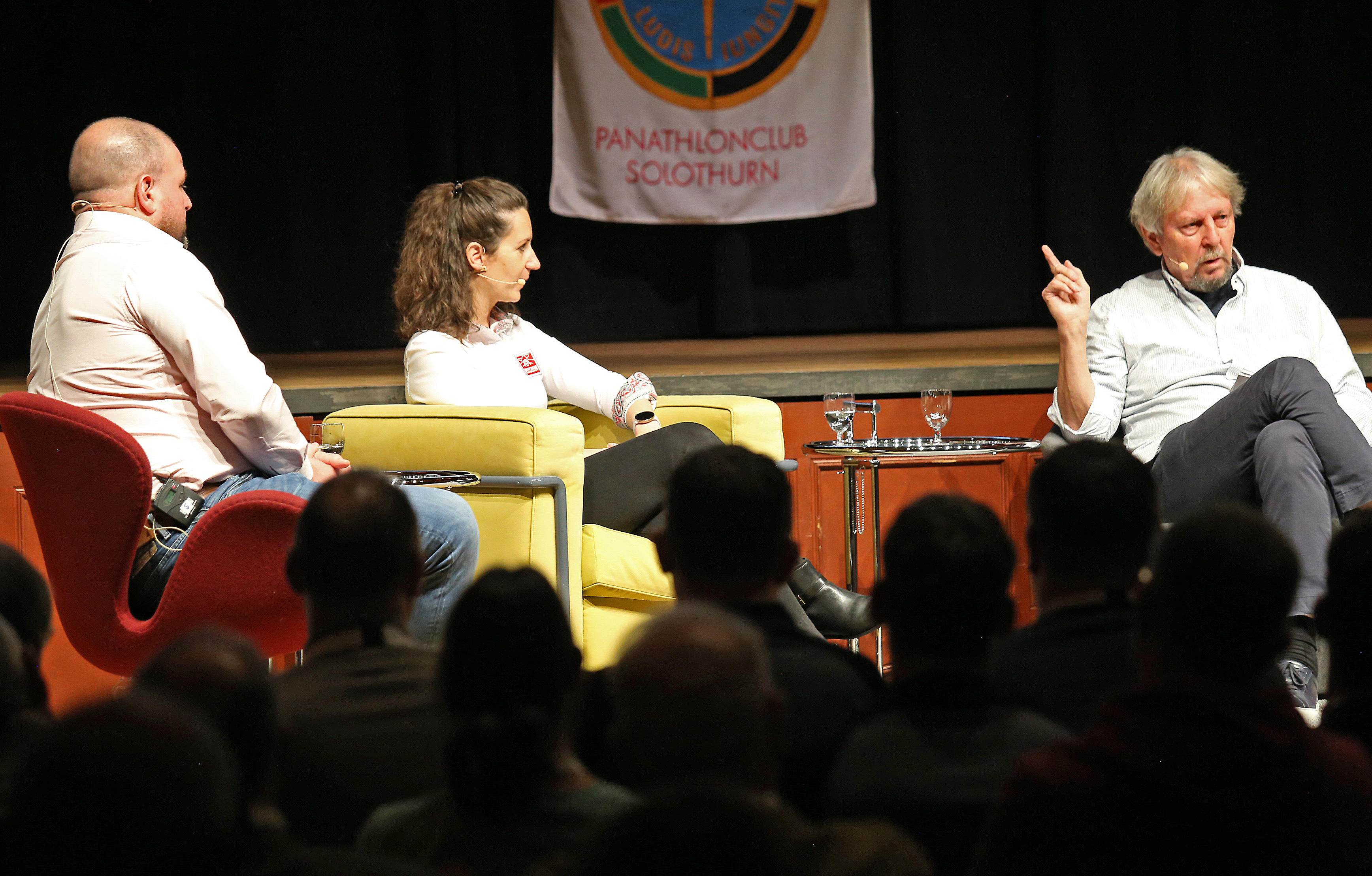 Florian Gnägi und Daniela Heussi im angeregten Gespräch mit Moderator Peter Wüthrich (rechts).