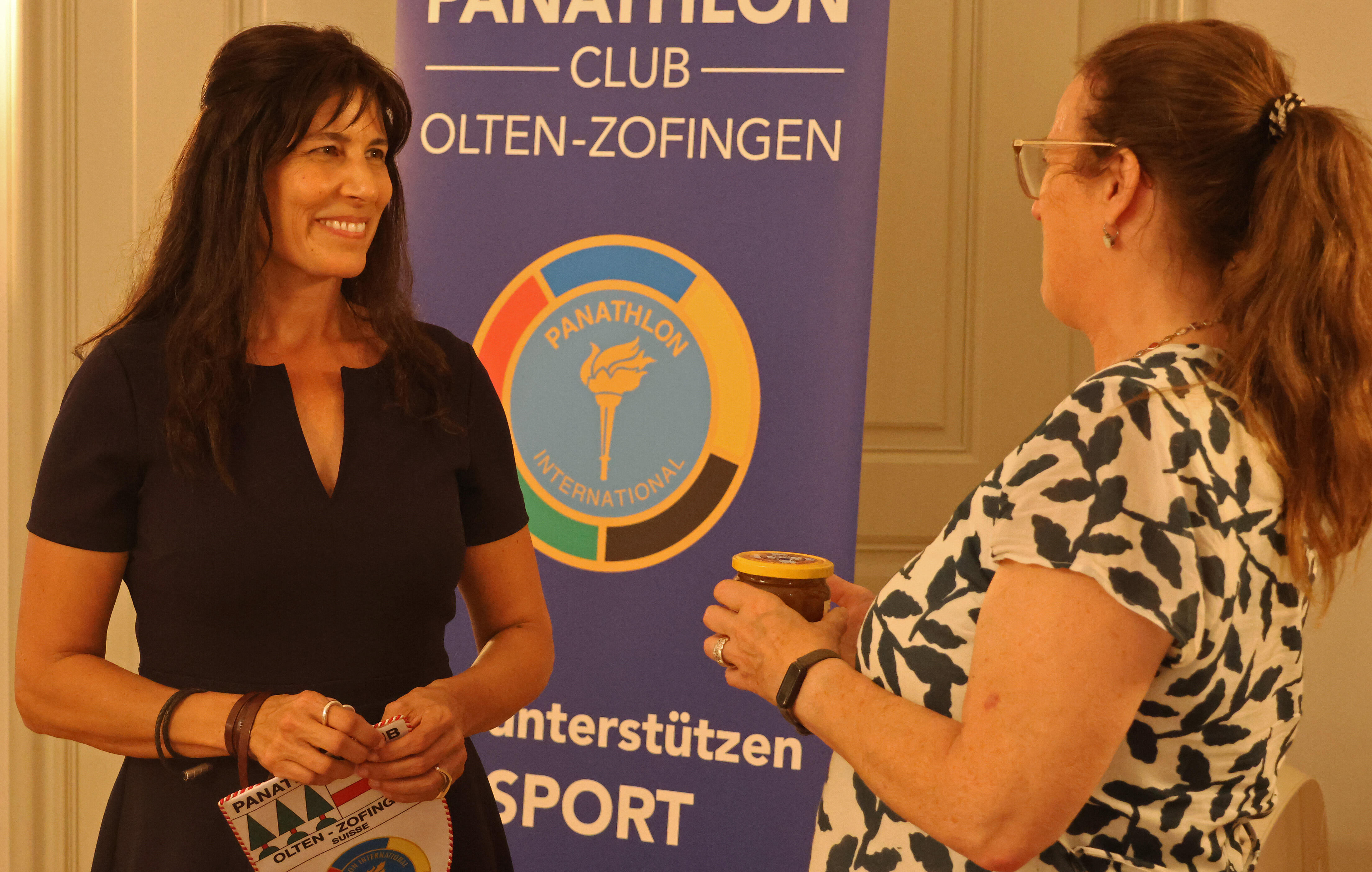 Pr&auml;sidentin Silvia Wilhelm gab Janine Geigele eine honigs&uuml;sse St&auml;rkung auf den weiteren Weg.