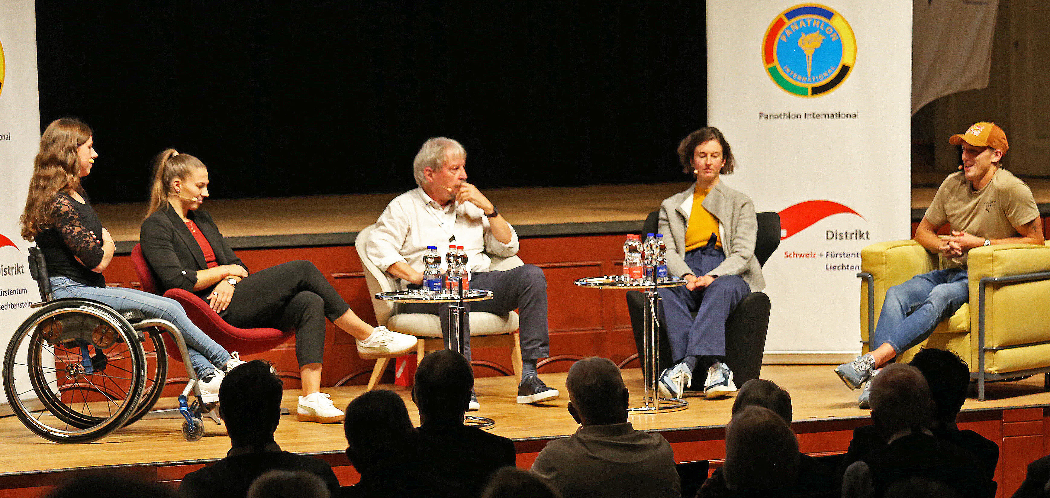 Nora Meister, Angelica Moser, Moderator Peter Wüthrich, Flurina Rigling und Simon Ehammer (von links) im angeregten und unterhaltsamen Austausch über Paris 2024